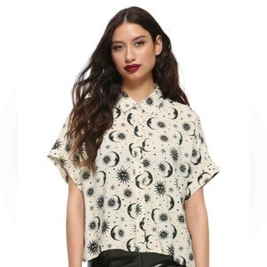 Hot Topic Women's Celestial Moon Stars Sun Cropped Button Up Shirt Size XL.
